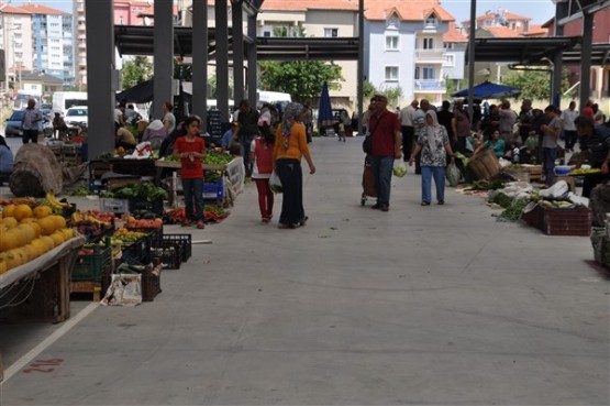 Uşak'ta yeni yapılan pazar yeri, esnafın işi bırakmasıyla bomboş kaldı!