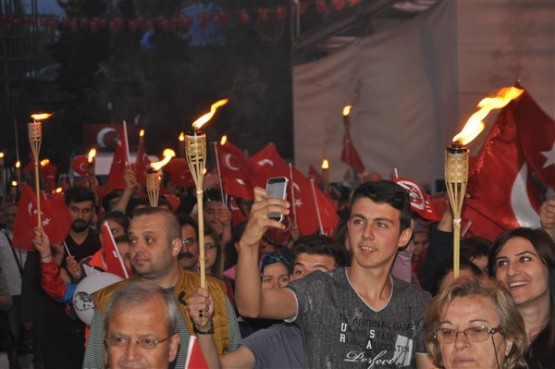 Uşak Halkı 23 Nisan'ı; Fener Alayı İle, Davul Zurna Eşliğinde Yürüyerek, Coşku İçinde Kutladı