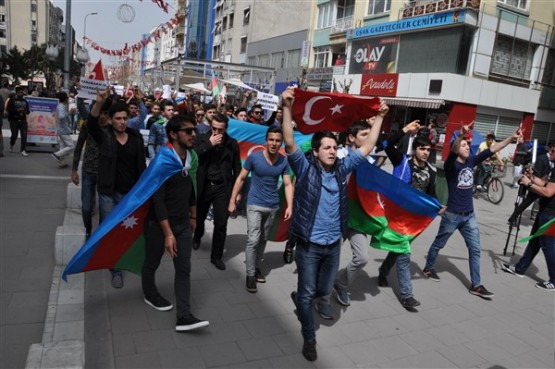 Azeri Öğrenciler Azerbaycan'daki Şehitlerini Andı!