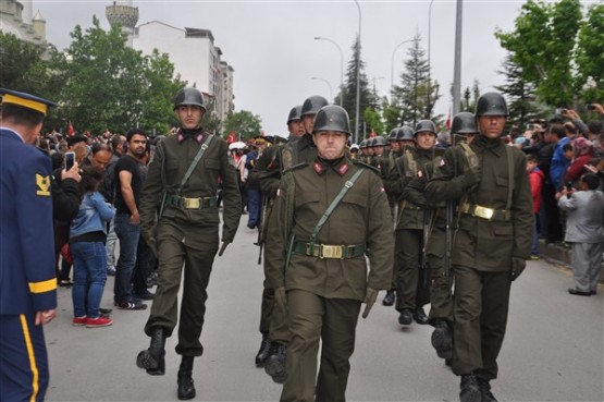 Uşak'ta mahşeri kalabalık şehidini toprağa verirken adeta bağrına bastı!