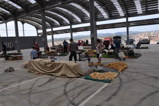 Uşak'ta yeni yapılan pazar yeri, esnafın işi bırakmasıyla bomboş kaldı!