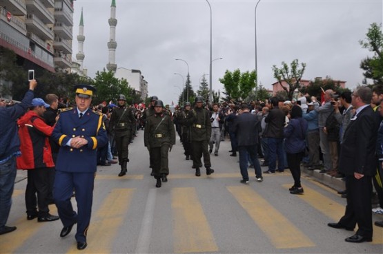 Uşak'ta mahşeri kalabalık şehidini toprağa verirken adeta bağrına bastı!