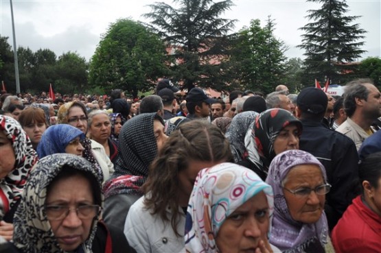 Uşak'ta mahşeri kalabalık şehidini toprağa verirken adeta bağrına bastı!