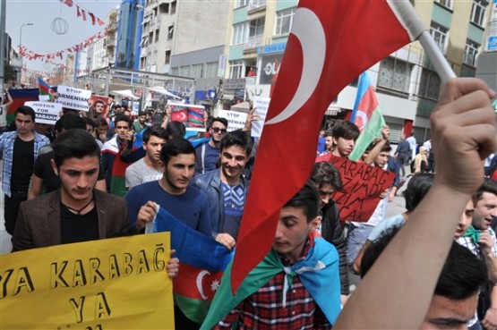 Azeri Öğrenciler Azerbaycan'daki Şehitlerini Andı!