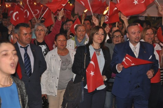 Uşak Halkı 23 Nisan'ı; Fener Alayı İle, Davul Zurna Eşliğinde Yürüyerek, Coşku İçinde Kutladı