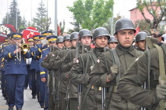 Uşak'ta mahşeri kalabalık şehidini toprağa verirken adeta bağrına bastı!