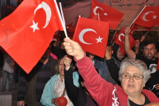 Uşak Halkı 23 Nisan'ı; Fener Alayı İle, Davul Zurna Eşliğinde Yürüyerek, Coşku İçinde Kutladı