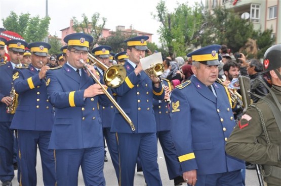 Uşak'ta mahşeri kalabalık şehidini toprağa verirken adeta bağrına bastı!