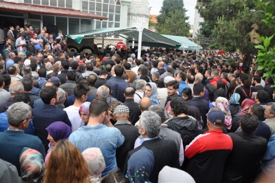 Uşak'ta mahşeri kalabalık şehidini toprağa verirken adeta bağrına bastı!