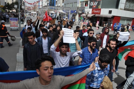 Azeri Öğrenciler Azerbaycan'daki Şehitlerini Andı!