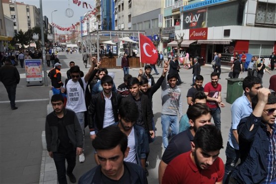 Azeri Öğrenciler Azerbaycan'daki Şehitlerini Andı!