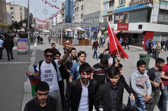 Azeri Öğrenciler Azerbaycan'daki Şehitlerini Andı!