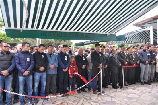 Uşak'ta mahşeri kalabalık şehidini toprağa verirken adeta bağrına bastı!