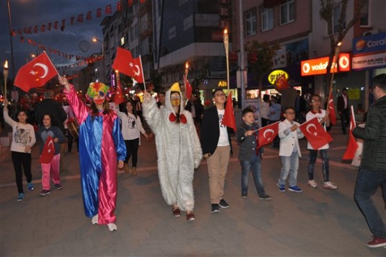 Uşak Halkı 23 Nisan'ı; Fener Alayı İle, Davul Zurna Eşliğinde Yürüyerek, Coşku İçinde Kutladı