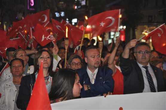 Uşak Halkı 23 Nisan'ı; Fener Alayı İle, Davul Zurna Eşliğinde Yürüyerek, Coşku İçinde Kutladı