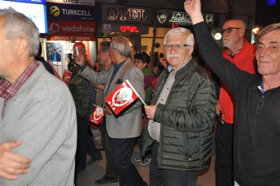 Uşak Halkı 23 Nisan'ı; Fener Alayı İle, Davul Zurna Eşliğinde Yürüyerek, Coşku İçinde Kutladı