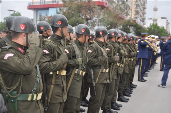 Uşak'ta mahşeri kalabalık şehidini toprağa verirken adeta bağrına bastı!