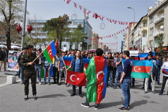 Azeri Öğrenciler Azerbaycan'daki Şehitlerini Andı!