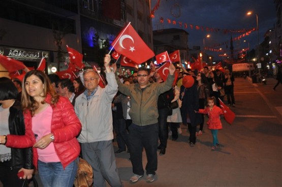 Uşak Halkı 23 Nisan'ı; Fener Alayı İle, Davul Zurna Eşliğinde Yürüyerek, Coşku İçinde Kutladı