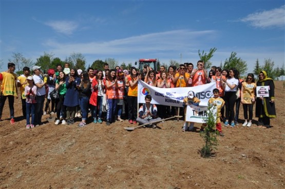 Yeşil Bir Uşak İçin TEMA Gönüllüleri Fidan Dikti!