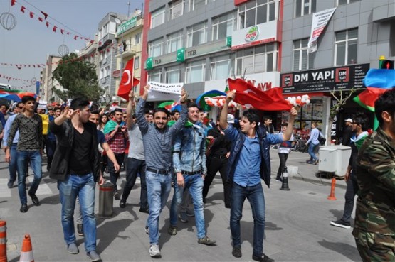 Azeri Öğrenciler Azerbaycan'daki Şehitlerini Andı!