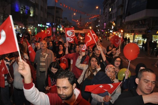 Uşak Halkı 23 Nisan'ı; Fener Alayı İle, Davul Zurna Eşliğinde Yürüyerek, Coşku İçinde Kutladı