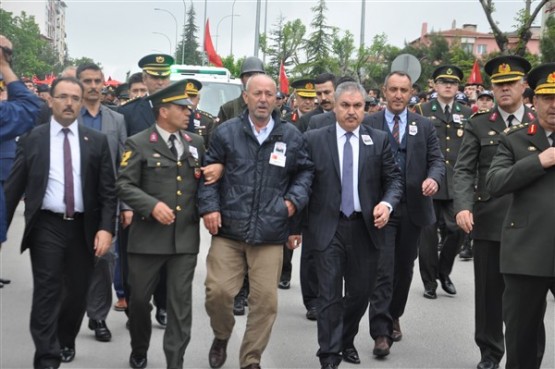 Uşak'ta mahşeri kalabalık şehidini toprağa verirken adeta bağrına bastı!