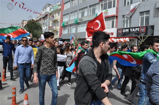 Azeri Öğrenciler Azerbaycan'daki Şehitlerini Andı!