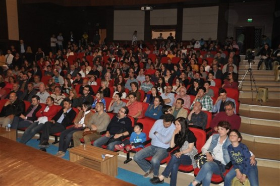 Medical Park Tiyatro Kulübü'ne Uşak’lılardan Tam Not!