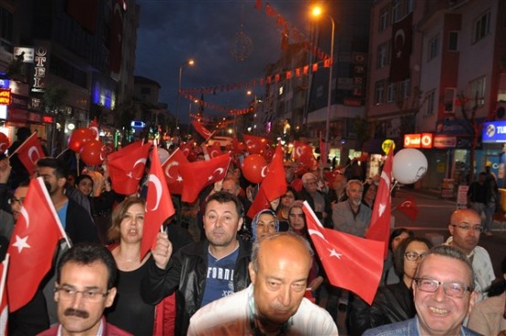 Uşak Halkı 23 Nisan'ı; Fener Alayı İle, Davul Zurna Eşliğinde Yürüyerek, Coşku İçinde Kutladı