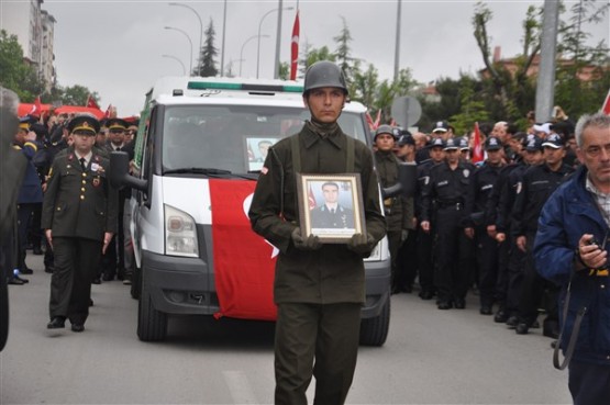 Uşak'ta mahşeri kalabalık şehidini toprağa verirken adeta bağrına bastı!