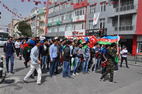 Azeri Öğrenciler Azerbaycan'daki Şehitlerini Andı!