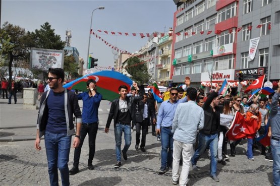 Azeri Öğrenciler Azerbaycan'daki Şehitlerini Andı!