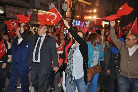 Uşak Halkı 23 Nisan'ı; Fener Alayı İle, Davul Zurna Eşliğinde Yürüyerek, Coşku İçinde Kutladı