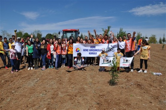 Yeşil Bir Uşak İçin TEMA Gönüllüleri Fidan Dikti!