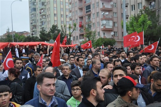 Uşak'ta mahşeri kalabalık şehidini toprağa verirken adeta bağrına bastı!