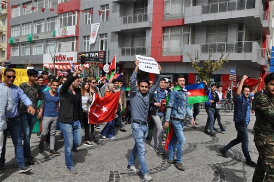 Azeri Öğrenciler Azerbaycan'daki Şehitlerini Andı!