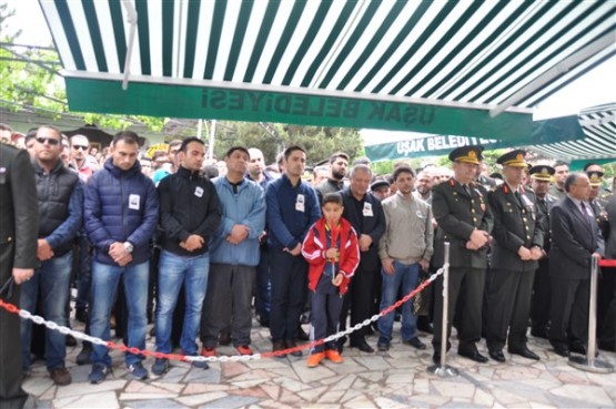 Uşak'ta mahşeri kalabalık şehidini toprağa verirken adeta bağrına bastı!