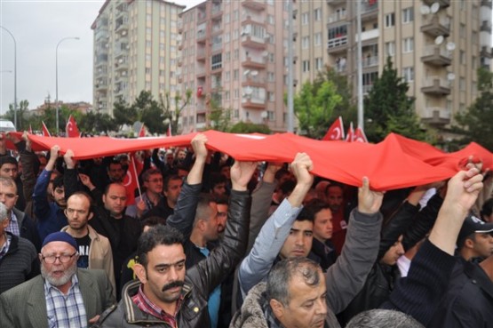 Uşak'ta mahşeri kalabalık şehidini toprağa verirken adeta bağrına bastı!