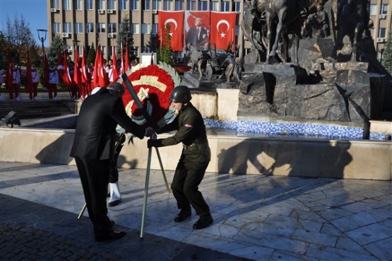 Ulu Önder Atatürk, Uşak'ta törenle anıldı!