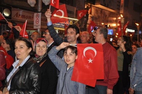 Uşak Halkı 23 Nisan'ı; Fener Alayı İle, Davul Zurna Eşliğinde Yürüyerek, Coşku İçinde Kutladı