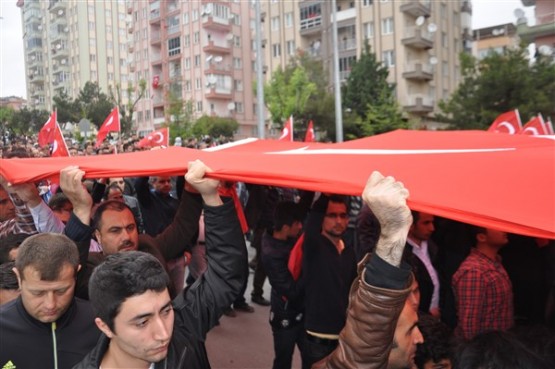 Uşak'ta mahşeri kalabalık şehidini toprağa verirken adeta bağrına bastı!