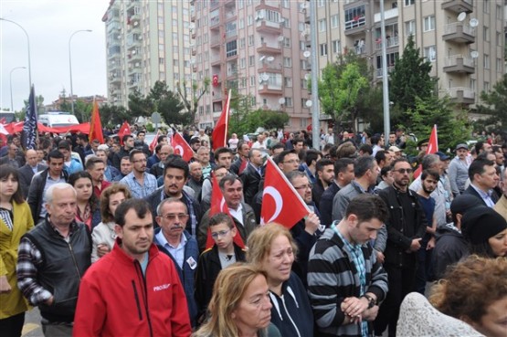 Uşak'ta mahşeri kalabalık şehidini toprağa verirken adeta bağrına bastı!