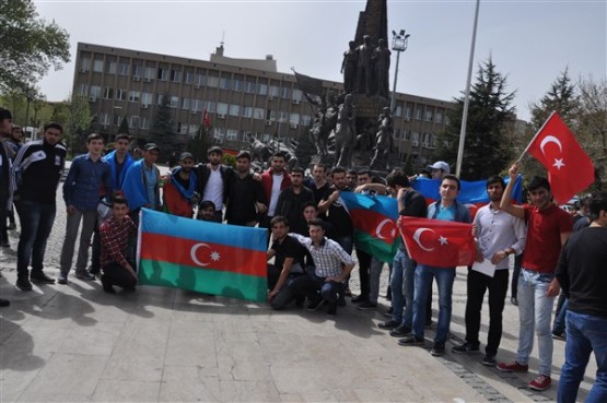 Azeri Öğrenciler Azerbaycan'daki Şehitlerini Andı!