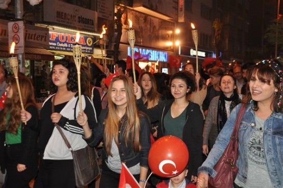 Uşak Halkı 23 Nisan'ı; Fener Alayı İle, Davul Zurna Eşliğinde Yürüyerek, Coşku İçinde Kutladı