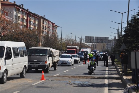 TIR’ın Sıkıştırdığı Otomobil Refüje Çarparak Takla Attı! 2 Kişi Yaralandı!