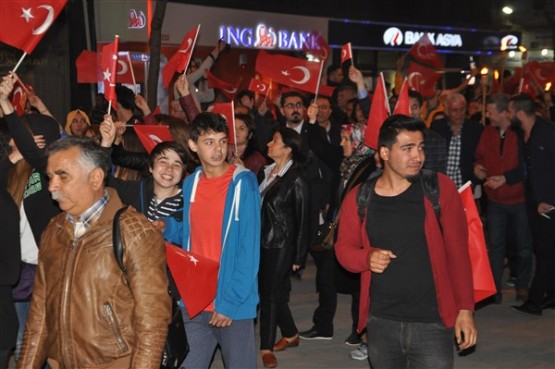 Uşak Halkı 23 Nisan'ı; Fener Alayı İle, Davul Zurna Eşliğinde Yürüyerek, Coşku İçinde Kutladı