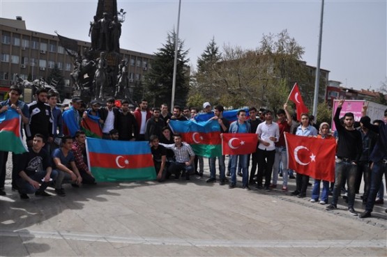 Azeri Öğrenciler Azerbaycan'daki Şehitlerini Andı!