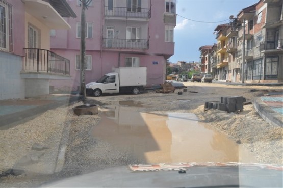 Belediye Başkanı gülücükler saçadursun; şehir resmen dökülüyor!