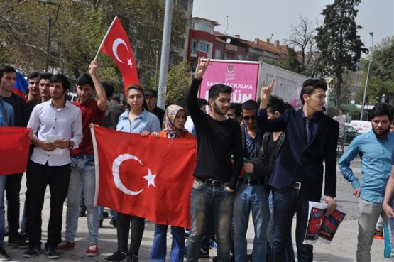 Azeri Öğrenciler Azerbaycan'daki Şehitlerini Andı!